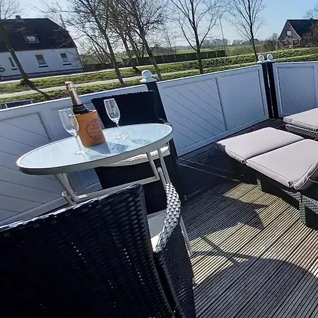 בית נופש With Roof Terrace In Haus Inselhupfer